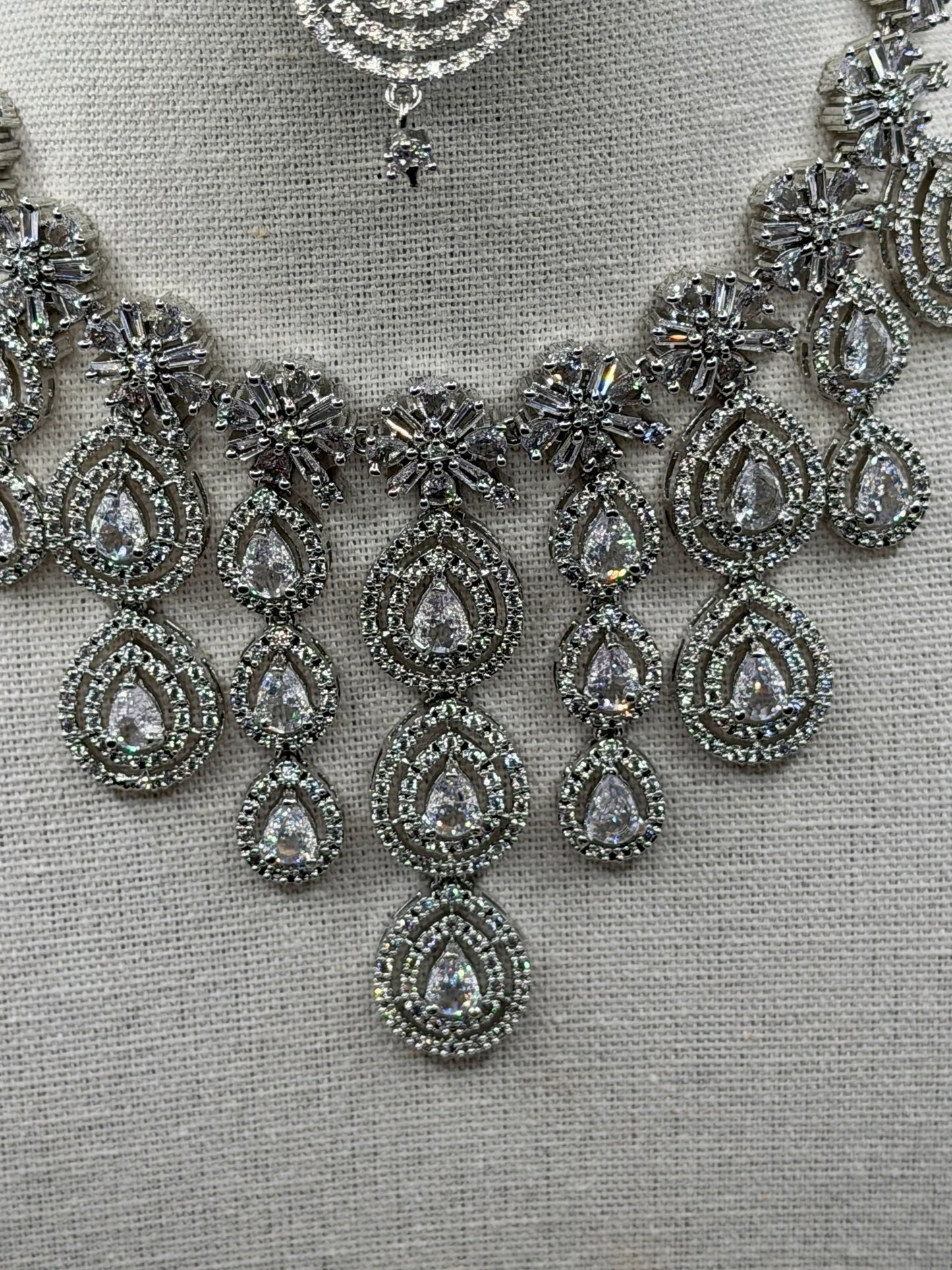 Anu AD Necklace Set