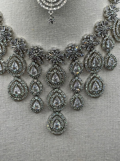 Anu AD Necklace Set